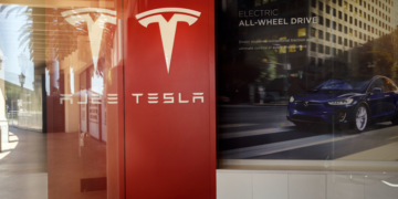 Amazon стал инвестором стартапа, который есть соучредителем компании Tesla