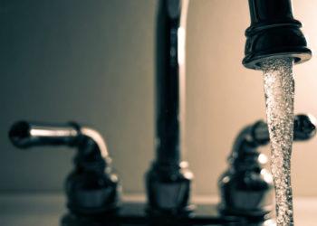 Российская семья отсудила 900 тысяч рублей за залитую квартиру