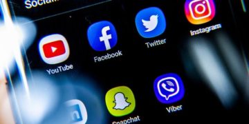 Руководство Facebook и Twitter попало под критику