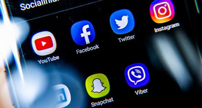 Руководство Facebook и Twitter попало под критику