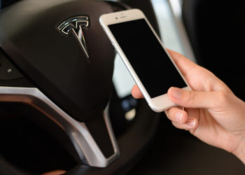 Сплит акций провели в Tesla и Apple