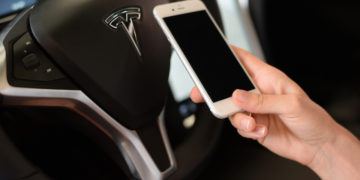 Сплит акций провели в Tesla и Apple