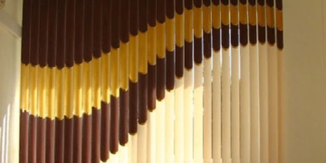 Достоинства и монтаж вертикальных жалюзей на окна