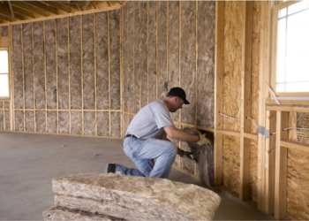 Утепление стекловатой: достоинства, правила и технология