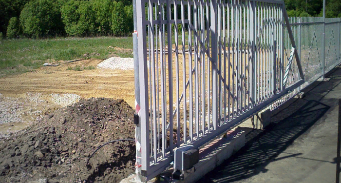 Правила и этапы монтажа въездных откатных ворот