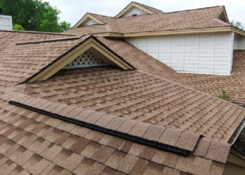 Битумная черепица для кровли: достоинства и правила монтажа