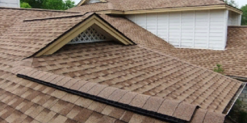 Битумная черепица для кровли: достоинства и правила монтажа