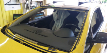 Особенности и правила замены лобового стекла на авто