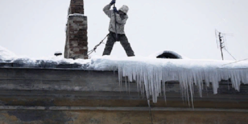 Как быстро почистить снег с крыши и удалить сосульки