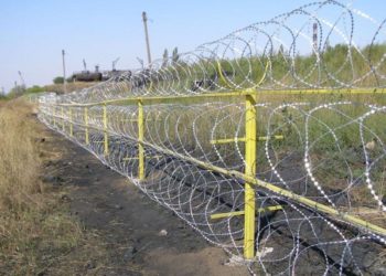Способы и этапы монтажа ограждения из колючей проволоки Егоза