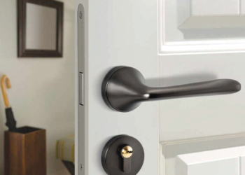 Как выбрать и установить дверные ручки своими руками