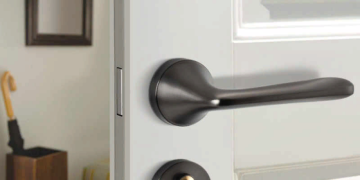 Как выбрать и установить дверные ручки своими руками