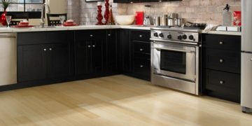 Ламинат для кухни: требования к покрытию и монтаж