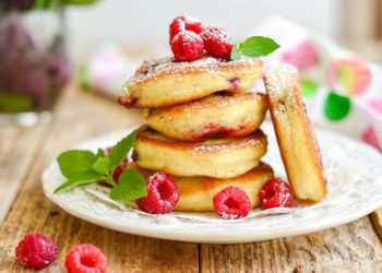 Пошаговый рецепт приготовления яблочных оладий на кефире