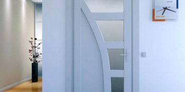 Главные достоинства пластиковых дверей и процесс установки