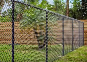 Как выбрать забор на дачный участок: критерии и советы