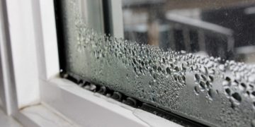 Почему запотевают пластиковые окна в квартире и как решить вопрос