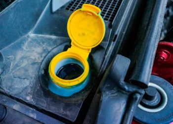 Жидкость для стеклоомывателя: типы продукции и выбор