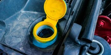 Жидкость для стеклоомывателя: типы продукции и выбор