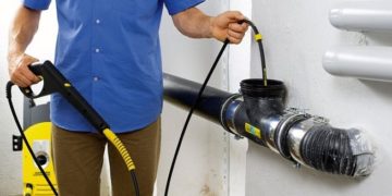 Как самостоятельно прочистить трубы канализации и что понадобится в процессе