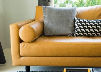 Грамотное выполнение работ по перетяжке мебели экокожей