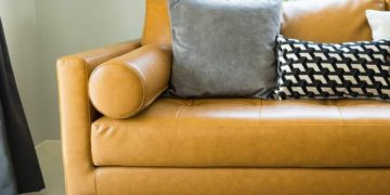 Грамотное выполнение работ по перетяжке мебели экокожей