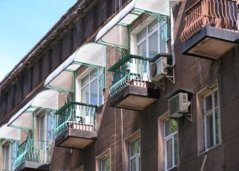 Поликарбонат для крыши балкона: достоинства и монтаж