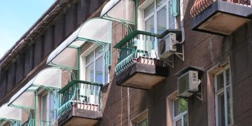 Поликарбонат для крыши балкона: достоинства и монтаж