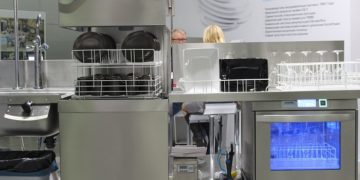 Профессиональные посудомоечные машины: требования и выбор устройства
