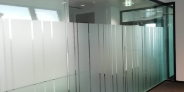 Достоинства и правила тонировки стеклянных перегородок в офисе