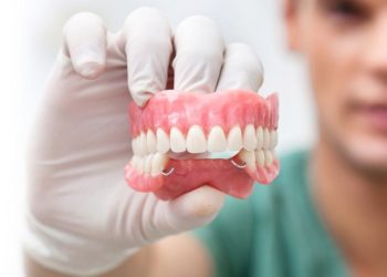 Зубные протезы: какие виды используются и как устанавливаются