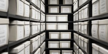 Преимущества хранения архивной документации компании на складе