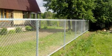 Монтаж ограждения из сетки рабицы: основные этапы