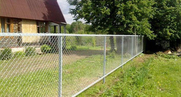 Монтаж ограждения из сетки рабицы: основные этапы
