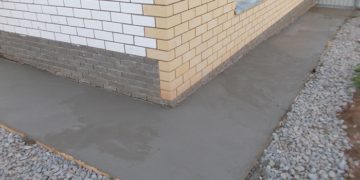 Бетонирование отмостки: основная задача и технология процесса