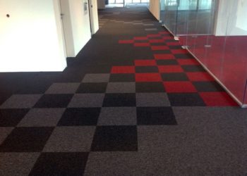 Укладка ковровой плитки: преимущества использования покрытия