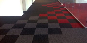 Укладка ковровой плитки: преимущества использования покрытия