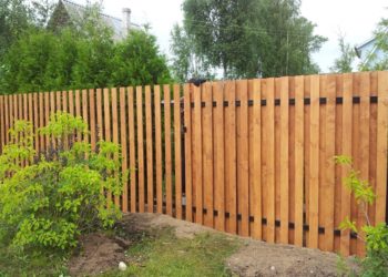 Виды заборов из натурального дерева и процедура установки