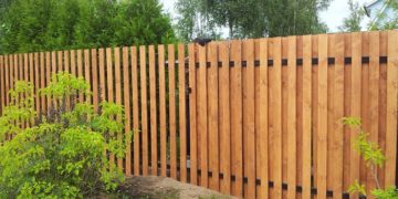 Виды заборов из натурального дерева и процедура установки