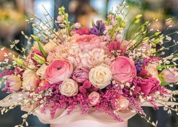 Доставка цветов в другой регион: плюсы услуги и способы