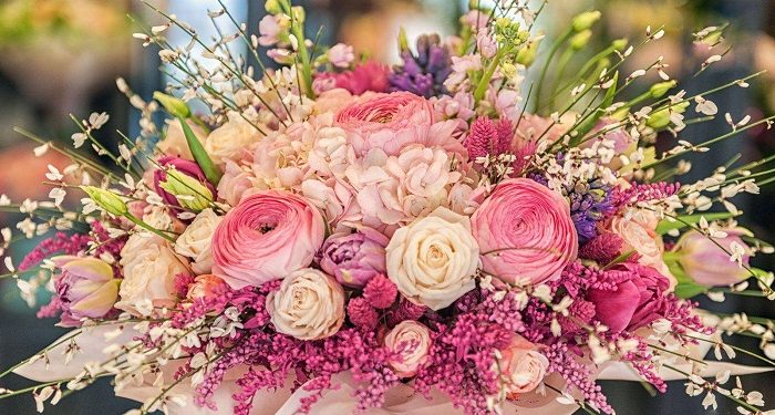 Доставка цветов в другой регион: плюсы услуги и способы