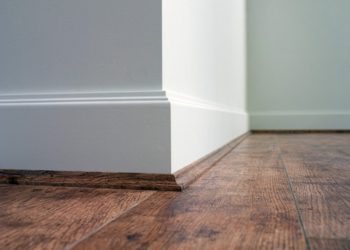 Евро плинтус напольный: отличительные особенности конструкции