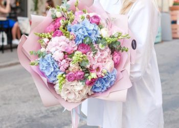 Цветы на юбилей маме: правила выбора и советы по оформлению