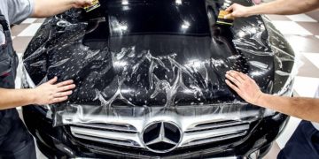 Оклейка автомобиля антигравийной пленкой: особенности процедуры