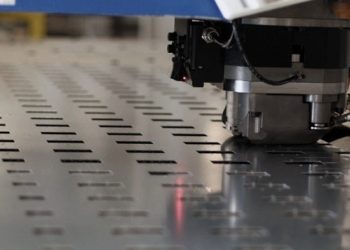 Чем проводится пробивка отверстий в металле: инструменты и рекомендации