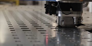 Чем проводится пробивка отверстий в металле: инструменты и рекомендации