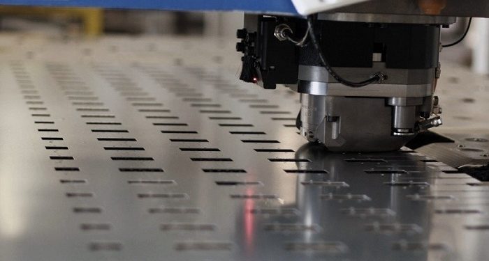 Чем проводится пробивка отверстий в металле: инструменты и рекомендации