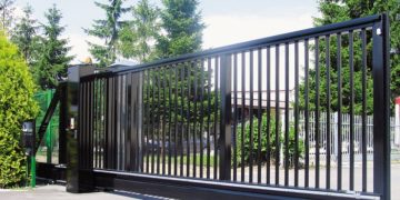 Особенности установки откатных ворот и достоинства конструкции