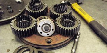 Признаки поломки редуктора хода экскаватора и особенности ремонта