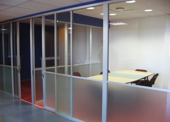 Правила установки стеклянной перегородки: важные моменты и нюансы